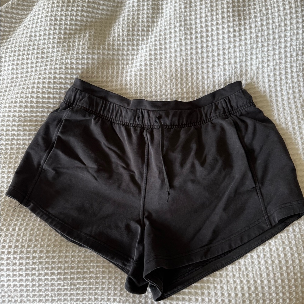 lululemon athletica Black inner glow shorts 8